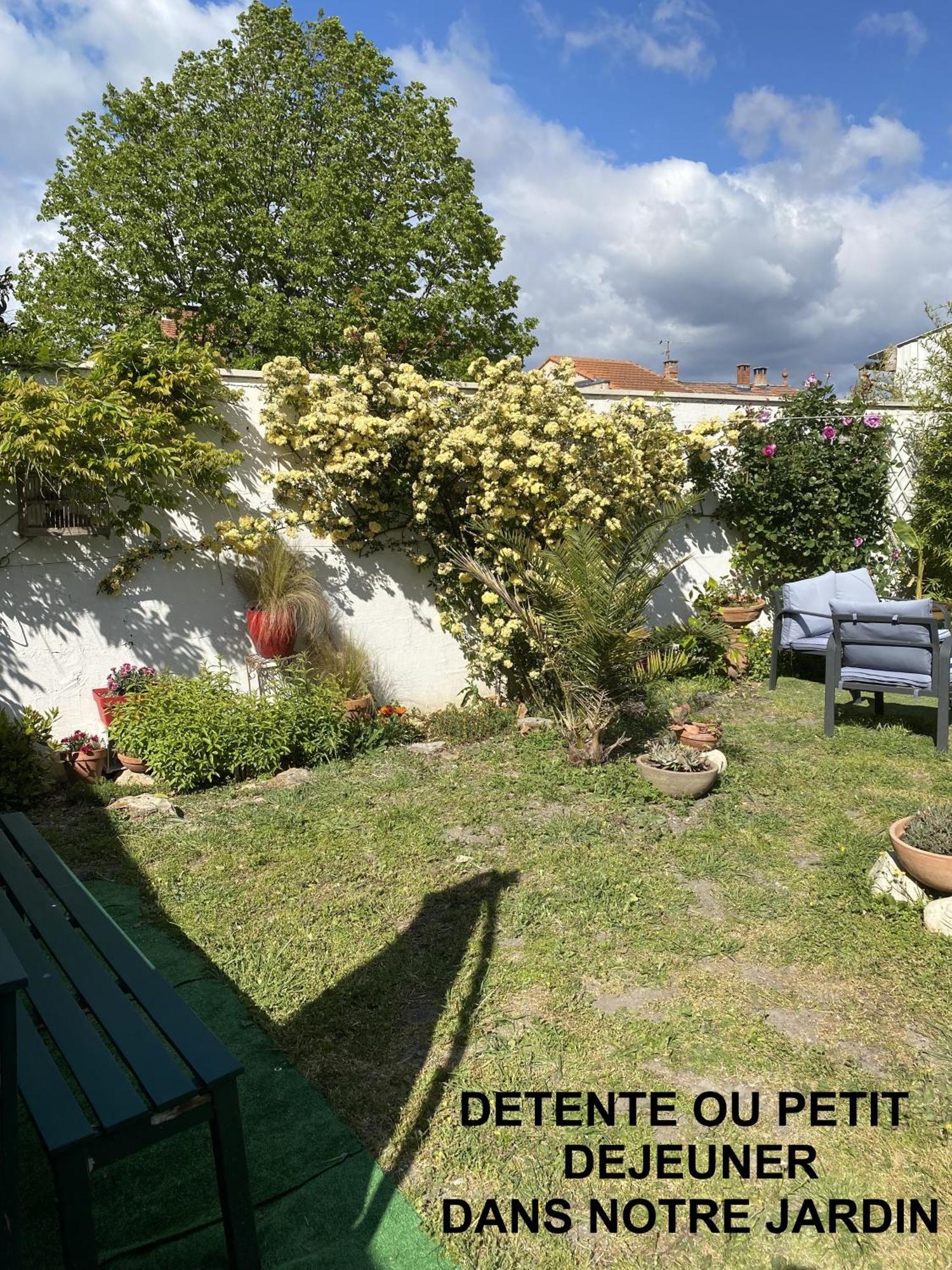 Bed and Breakfast Cote Court Л'Иль-сюр-ла-Сорг Экстерьер фото